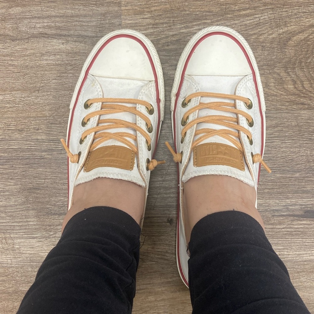 Converse Sneakers. Size 7. Leather laces! Super cute 🥰👟